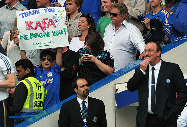 Obrigado Rafa, ns perdoamos voc' diz cartaz de f ao lado do tcnico Rafael Benitez