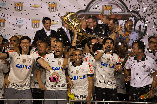 Jogadores do Corinthians comemoram o ttulo de Campeonato Paulista