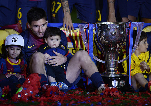 Lionel Messi segura o filho Thiago durante cerimnia de premiao pelo ttulo espanhol