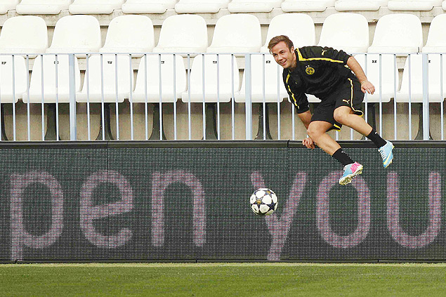 O meia-atacante Mario Gtze salta durante um treino do Borussia Dortmund