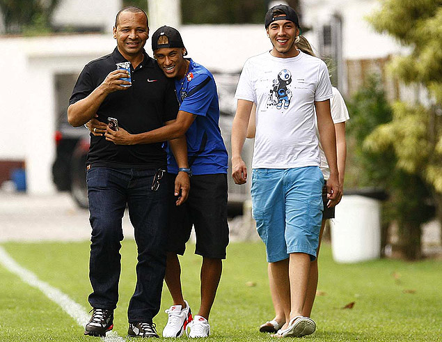 Neymar (centro) e o seu pai, Neymar da Silva Santos