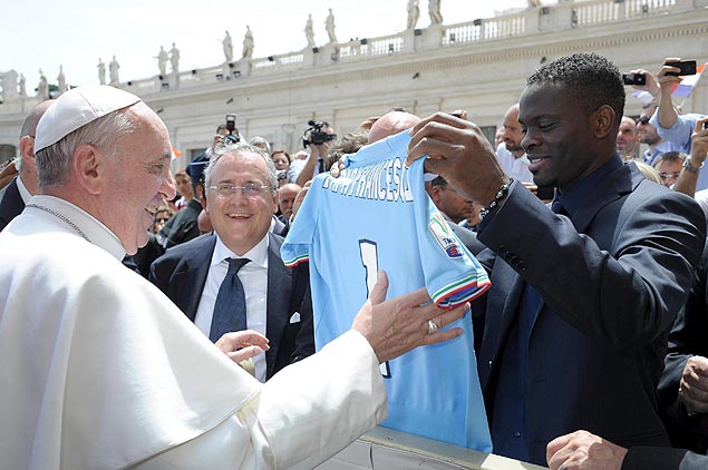 O francs Louis Saha entrega a camisa da Lazio para o papa Francisco