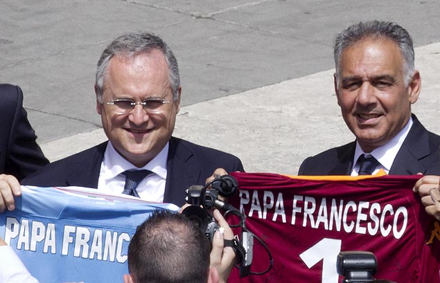O presidente da Lazio, Claudio Lotito (esq.) e o presidente da Roma, James Pallotta, entregam camisas das equipes para o papa Francisco