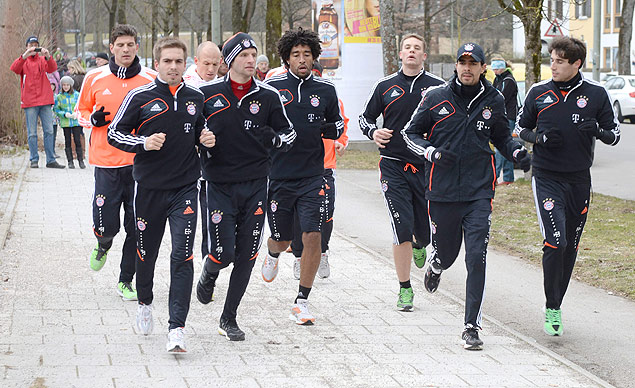 Marcelo Martins (de bon), preparador fsico do Bayern, corre pelas ruas de Munique ao lado de jogadores da equipe
