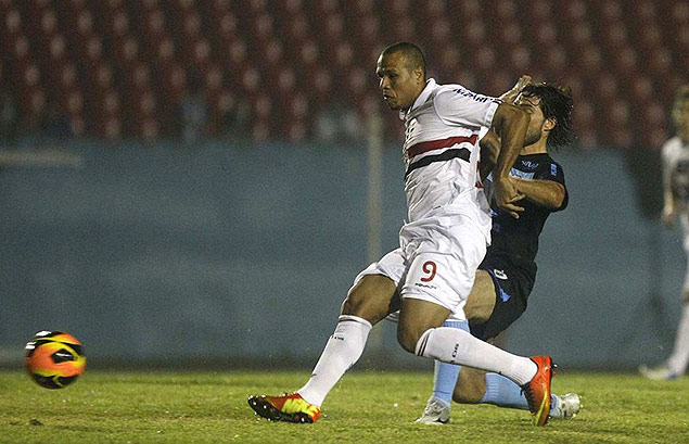 Luis Fabiano finaliza durante amistoso entre So Paulo e Londrina, no Paran