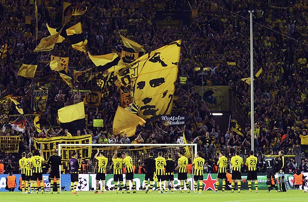 Torcedores do Borussia Dortmund balanam suas bandeiras caractersticas