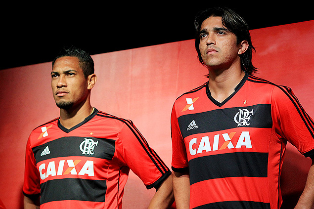 Marcelo Moreno (dir.) e Hernane exibem a nova camisa do Flamengo