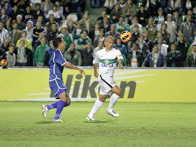 Meia Alex tenta passar pela marcação durante jogo entre o Coritiba e o Nacional-AM, pela Copa do Brasil