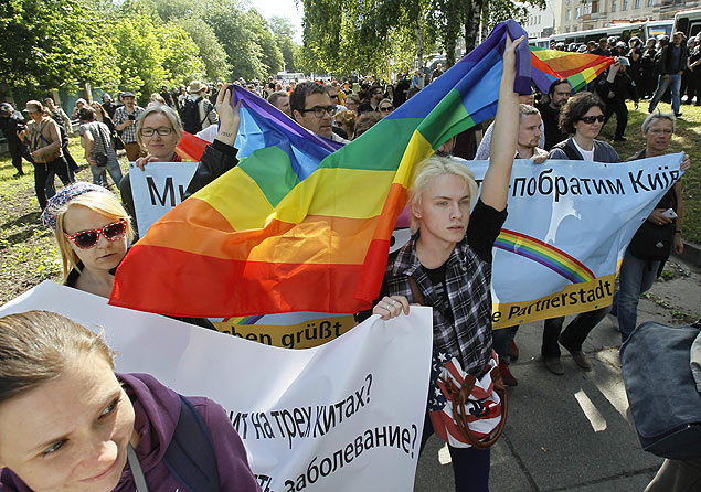 Manifestantas participam de marcha a favor dos direitos dos homossexuais na Ucrnia