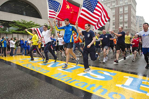 Segurando bandeiras da China e dos EUA, corredores concluem a Maratona de Boston