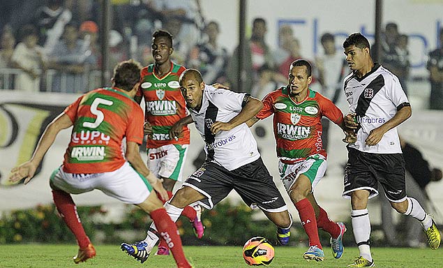 Jogadores da Portuguesa cercam Fellipe Bastos no duelo entre Vasco e Portuguesa
