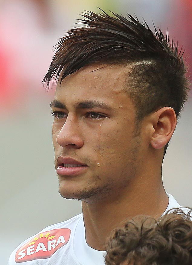 Neymar chora durante execuo do hino nacional