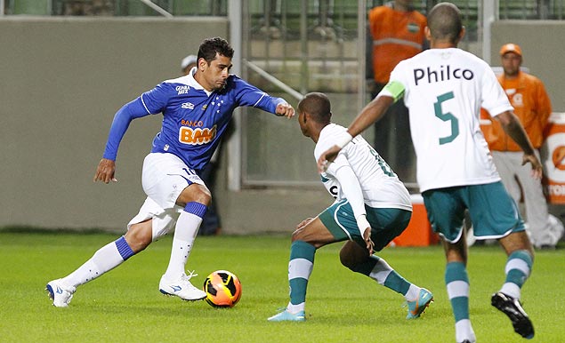 Diego Souza (esquerda), do Cruzeiro, tenta a finta em jogo contra o Gois