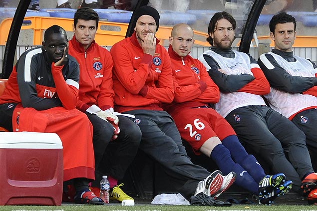 Beckham (centro) assiste  partida entre Lorient e Paris Saint-Germain, pelo Campeonato Francs