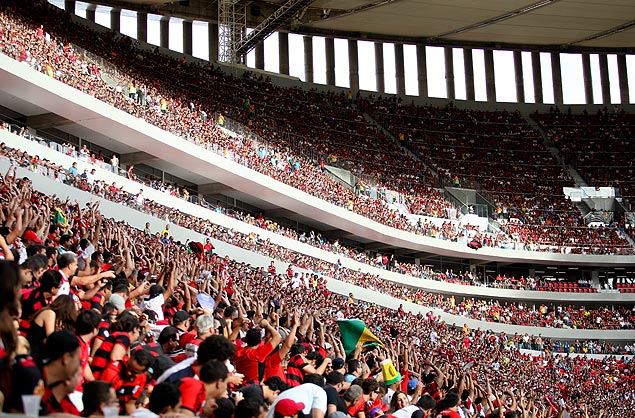 Torcedores, a maioria do Flamengo, veem o jogo entre o time do Rio e o Santos, no Estádio Nacional, em Brasília