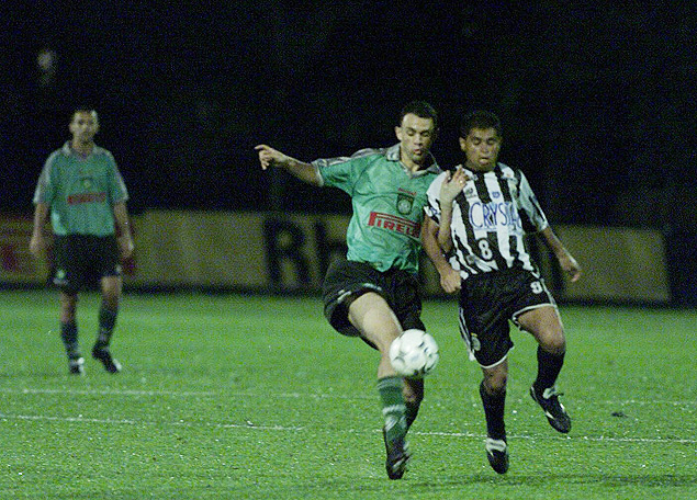 Magrão (esquerda) chuta a bola durante jogo entre Palmeiras e Asa de Arapiraca, em 2002