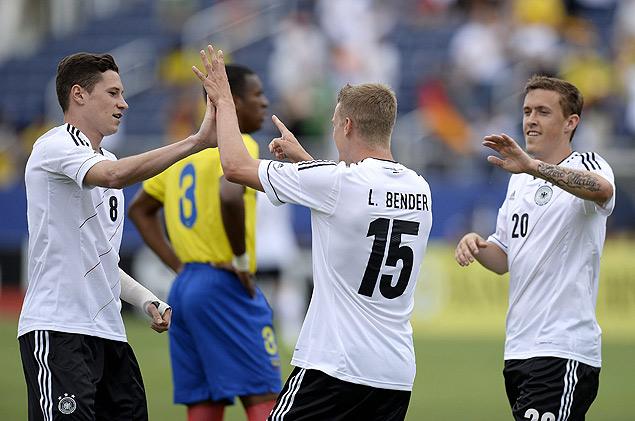Bender  cumprimentado aps marcar um de seus gols ante o Equador