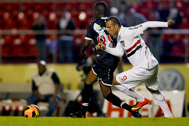 Luis Fabiano disputa a bola durante jogo contra o Vasco