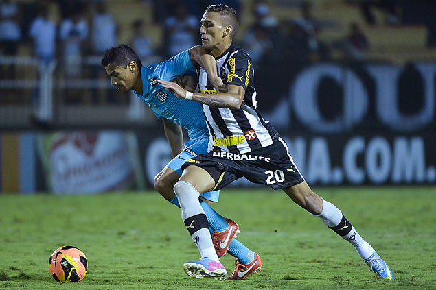 Ccero e Rafael Marques disputam a bola na partida entre Botafogo e Santos