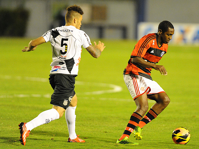 Baraka (esquerda), jogador da Ponte, tenta a marcao de Renato Abreu, no jogo entre Flamengo e Ponte Preta