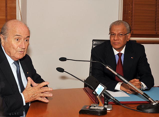 O presidente da Fifa, Joseph Blatter (esq.), conversa com o primeiro ministro de Maurcio, Navinchandra Ramgoolam