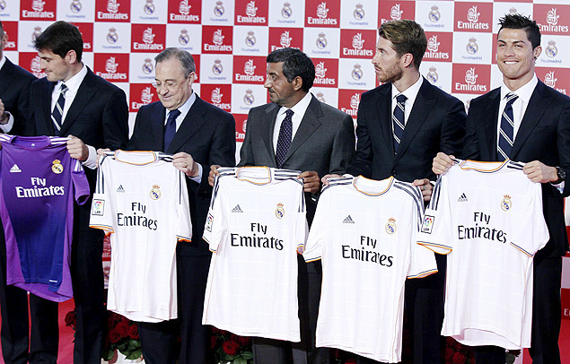 O presidente do Real, Florentino Pérez (segundo da esquerda para a direita), apresenta o novo uniforme do clube