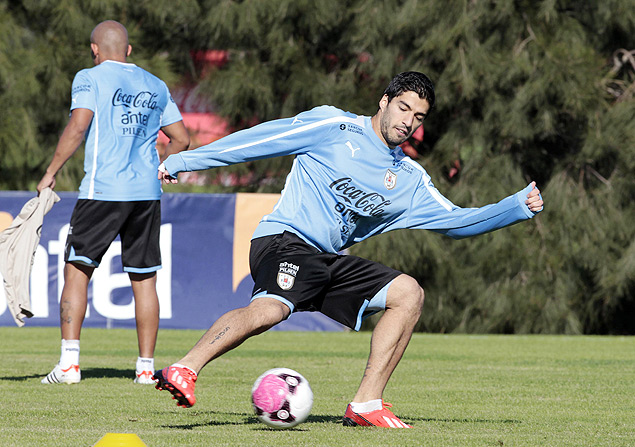 Luis Surez domina a bola durante treino do Uruguai em Montevidu