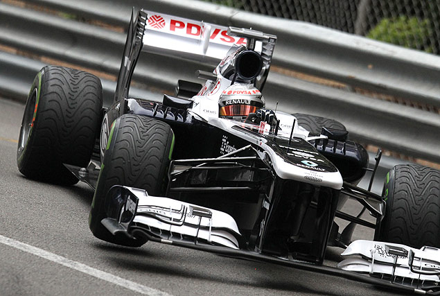 O piloto venezuelano Pastor Maldona acelera sua Williams nas ruas de Monaco