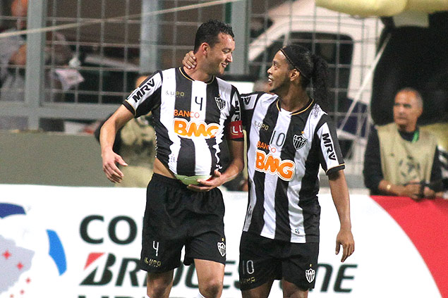 O zagueiro Rver e o meia Ronaldinho durante partida do Atltico-MG 