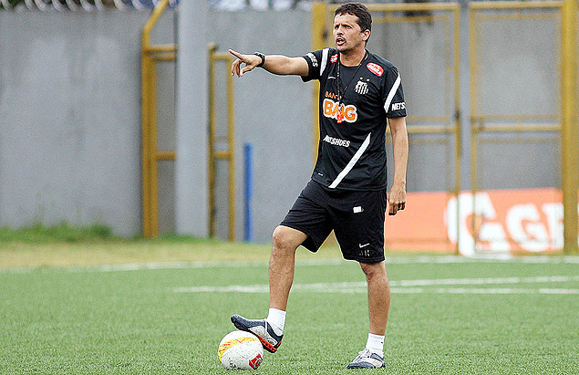 Claudinei Oliveira orienta jogadores durante treino do Santos no CT Rei Pel