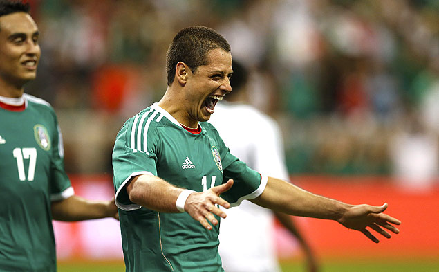 O atacante Chicharito Hernández comemora um dos seus dois gols pelo México contra a Nigéria