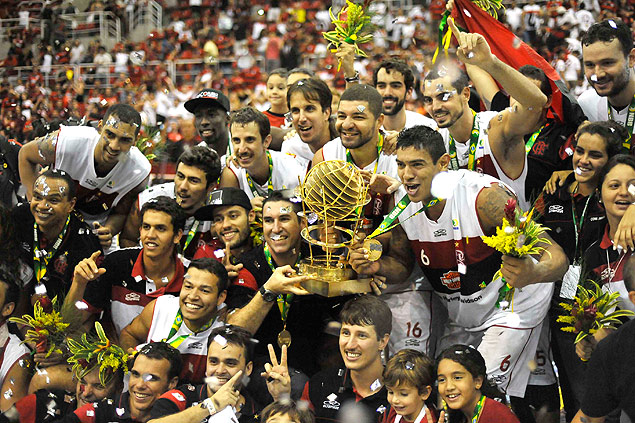 Jogadores do Flamengo comemoram ttulo do NBB aps vitria sobre o Uberlndia, no Rio