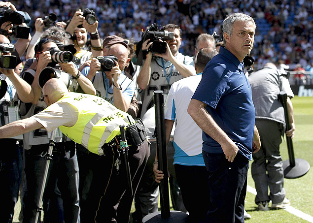 O tcnico Jos Mourinho  cercado por fotgrafos durante o duelo com o Osasuna, seu ltimo jogo no comando do Real Madrid