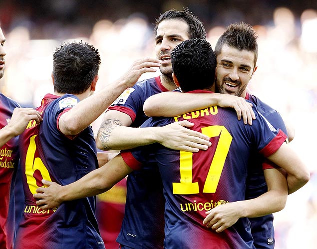 Jogadores do Barcelona comemoram um dos quatro gols sobre o Mlaga, no estdio Camp Nou