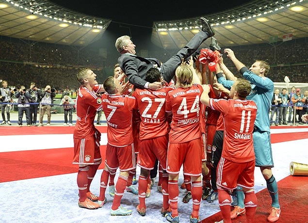 Jogadores do Bayern de Munique erguem o tcnico Jupp Heynckes, que dirigiu o clube pela ltima vez na final da Copa da Alemanha