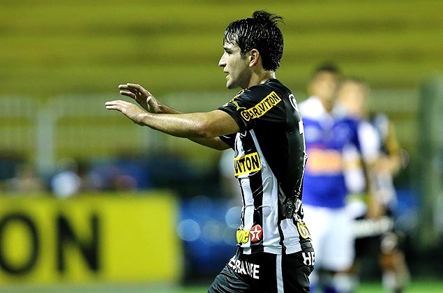 Lodeiro comemora, aps fazer o gol diante do Botafogo em Volta Redonda