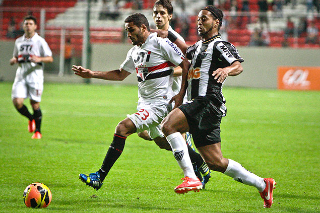 Douglas e Ronaldinho disputam a bola durante jogo entre Atltico-MG e So Paulo, pelo Campeonato Brasileiro