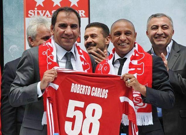 Na apresentao do Sivasspor, Roberto Carlos (dir.) segura a camisa do time