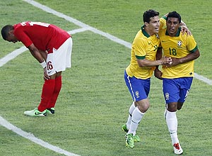 Hernanes comemora gol de Paulinho contra a Inglaterra