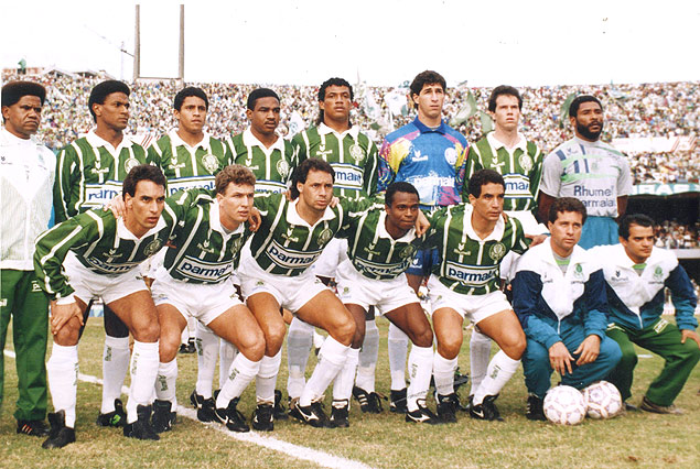 Evair (agachado, 3 da dir. p/esq.) posa para foto com o Palmeiras antes do jogo final do Campeonato Paulista de 1993