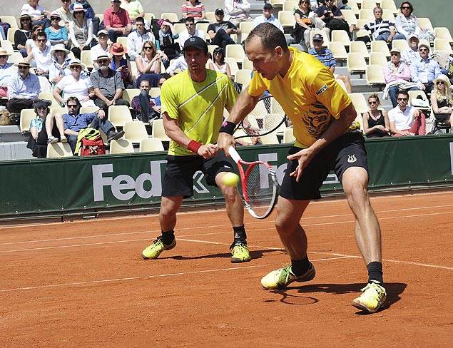 Bruno Soares (dir.) devolve bola observado pelo companheiro Alexander Peya, em Roland Garros