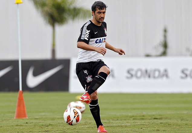 Douglas chuta a bola durante treino no CT do Corinthians