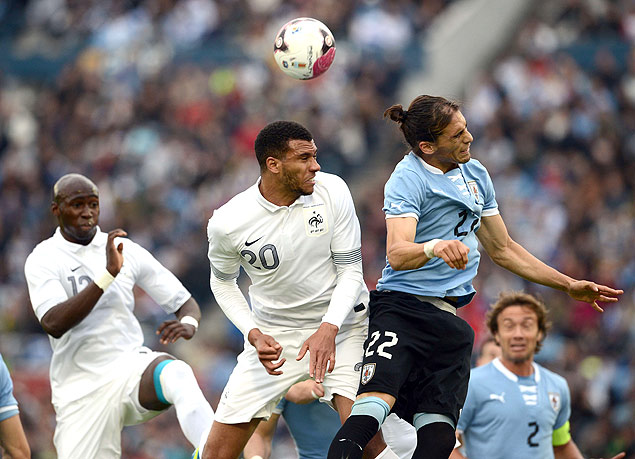 Capoue disputa bola com Cceres durante amistoso entre Uruguai e Frana