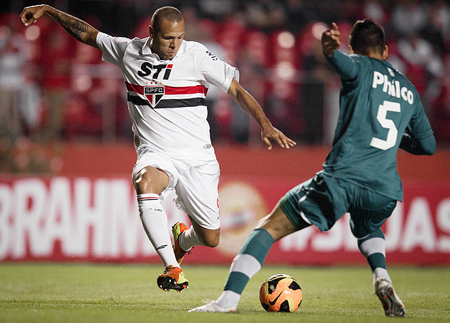 O atacante Luis Fabiano tenta uma finalizao em jogo contra o Gois, pelo Campeonato Brasileiro