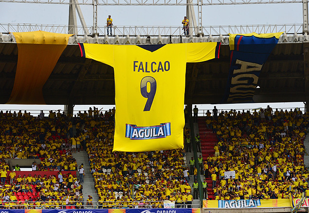 Torcida colombiana homenageia seu principal craque durante eliminatrias para a Copa-14