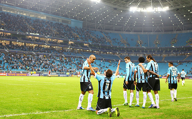 Ajoelhado, Elano comemora gol marcado no triunfo sobre o Vitria, em Porto Alegre, pelo Campeonato Brasileiro