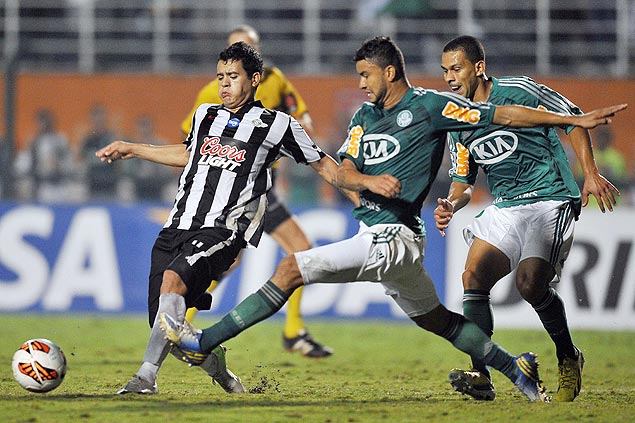 Mendieta (esq.) tenta escapar da marcação de Maurício Ramos durante jogo entre Libertad x Palmeiras