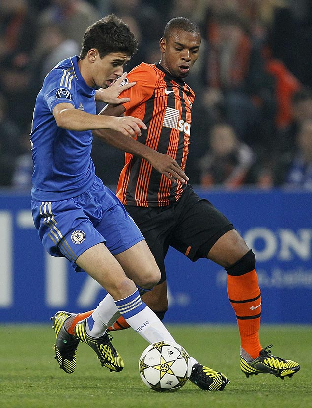 Oscar ( esq.) e Fernandinho durante jogo entre Chelsea e Shakhtar Donetsk pela Copa dos Campees