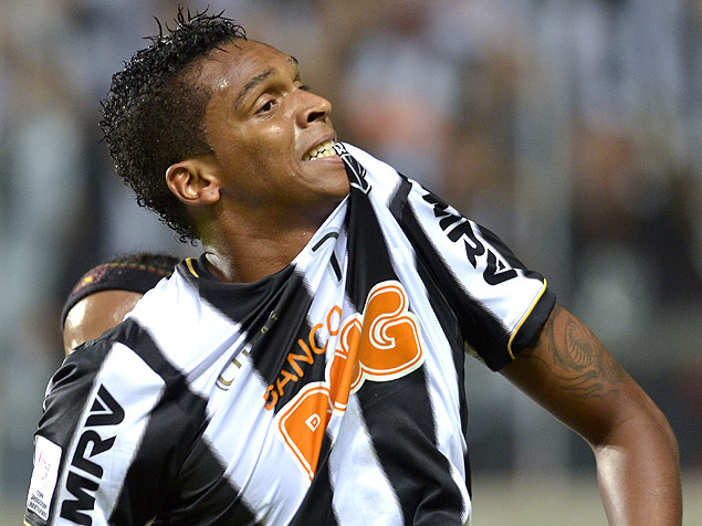 J comemora gol em jogo que eliminou o So Paulo da Libertadores em 2013