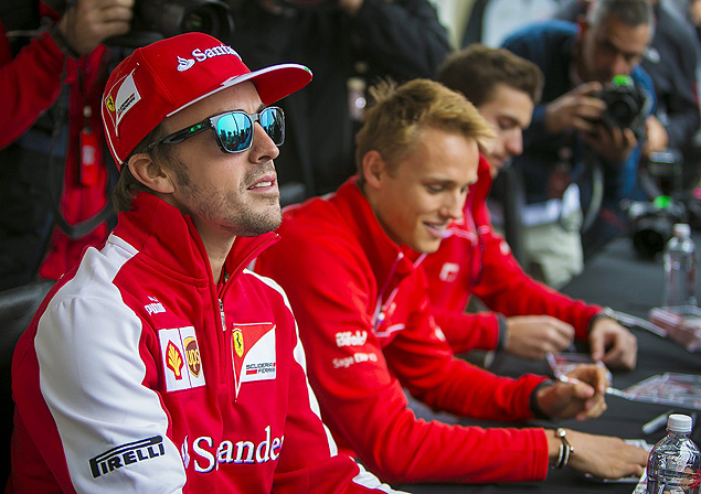 O piloto espanhol Fernando Alonso, da Ferrari, participa de evento da F-1, em Montral